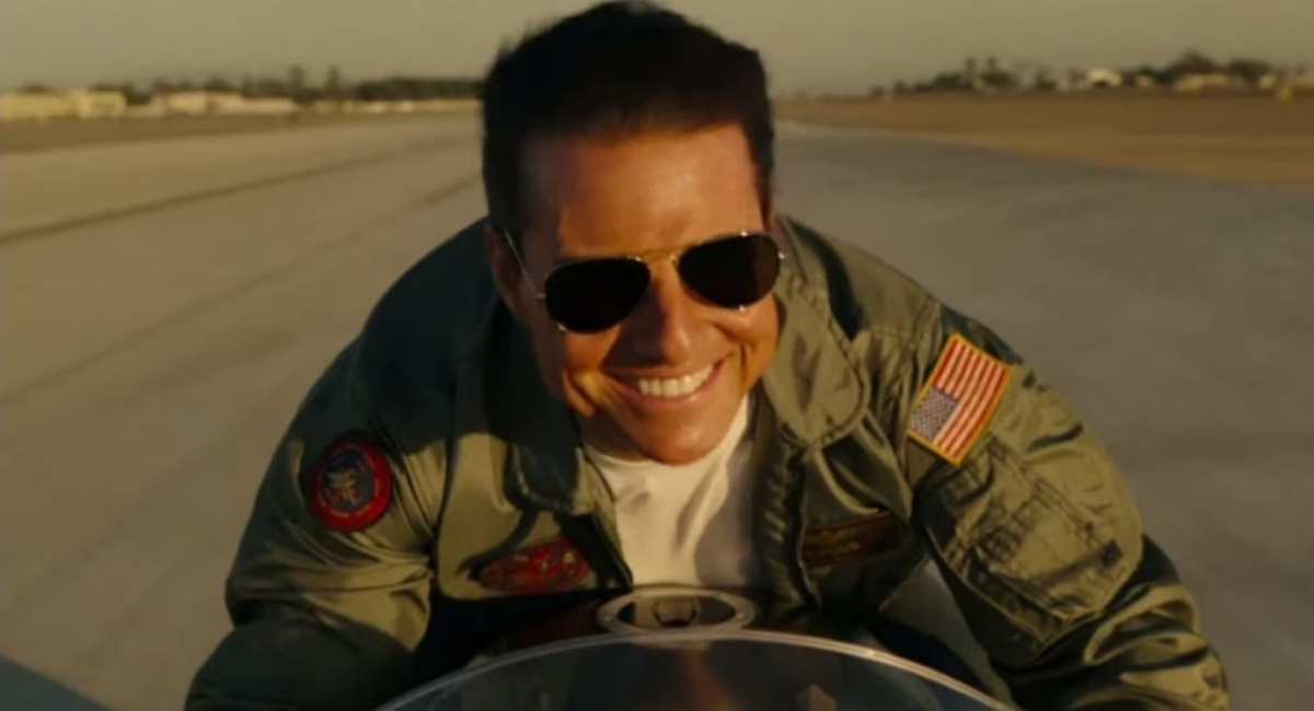 Tom Cruise em aeronave durante preparação para Top Gun com pilotos da Marinha dos EUA.