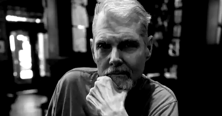 Tom Kane em registro profissional como dublador de personagens de Star Wars e As Meninas Superpoderosas.