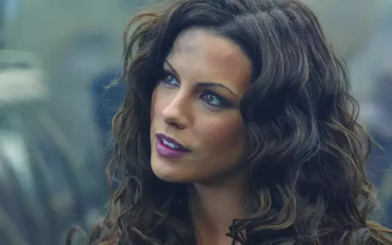 Kate Beckinsale em anúncio de “Twilight of the Dead”, filme da saga de zumbis de George A. Romero.