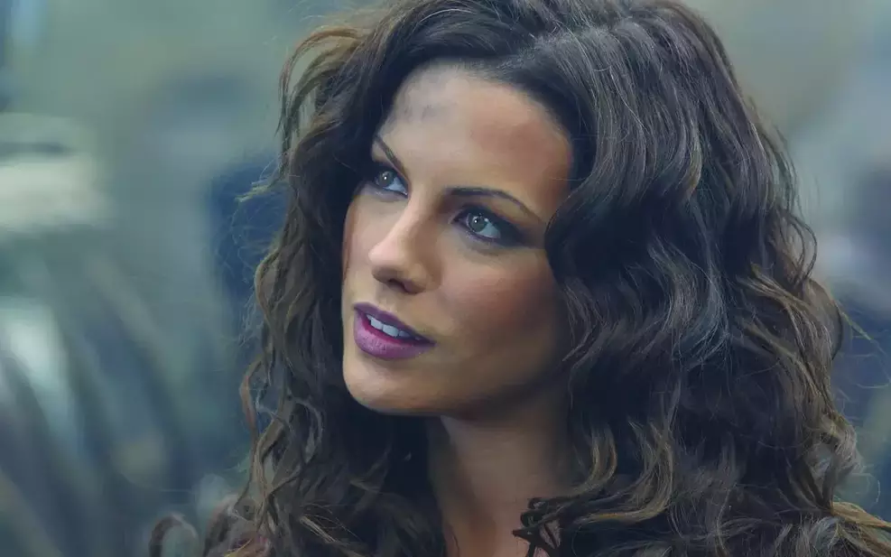 Kate Beckinsale em anúncio de “Twilight of the Dead”, filme da saga de zumbis de George A. Romero.
