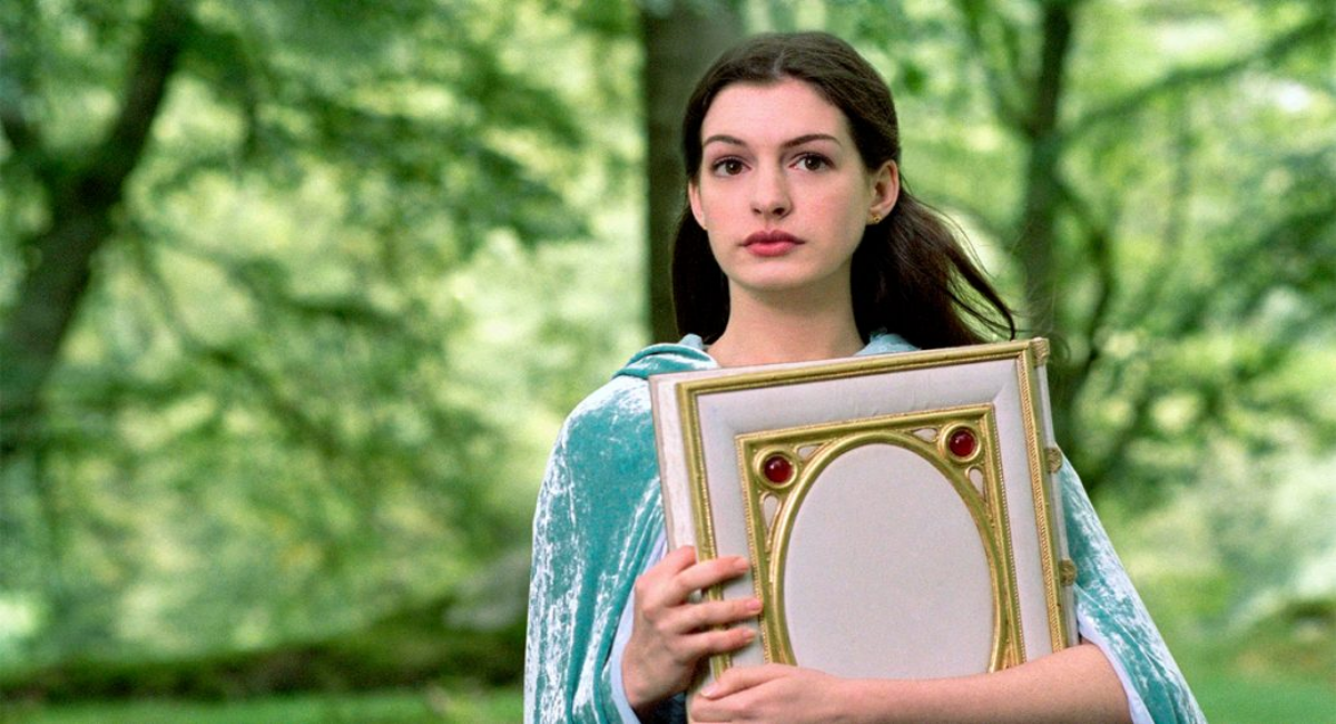 uma-garota-encantada-serie-disney-plus Anne Hathaway como Ella no filme Uma Garota Encantada, que será adaptado em série pelo Disney+.