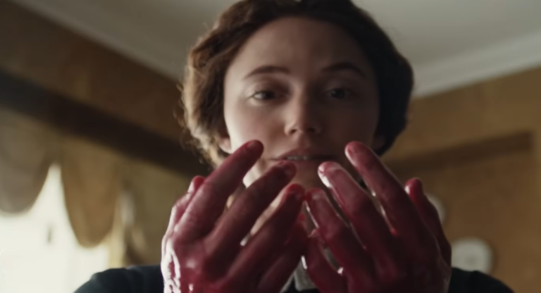Maika Monroe em cena de Victorian Psycho como governanta na mansão Ensor House.