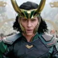 Tom Hiddleston como Loki em Vingadores: Apocalipse da Marvel Studios