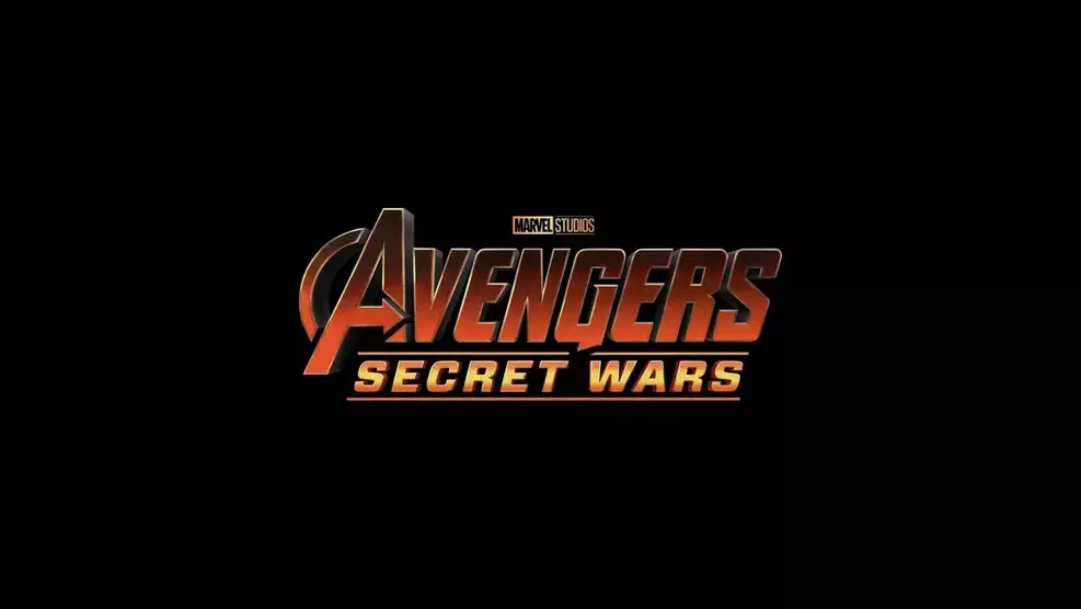Ebon Moss-Bachrach comenta cronograma de Vingadores: Guerras Secretas durante participação em podcast.