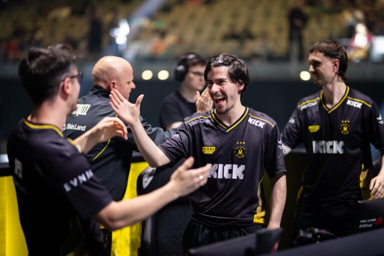 Vitality celebra vitória sobre a Natus Vincere na final da BLAST Rivals Season 1