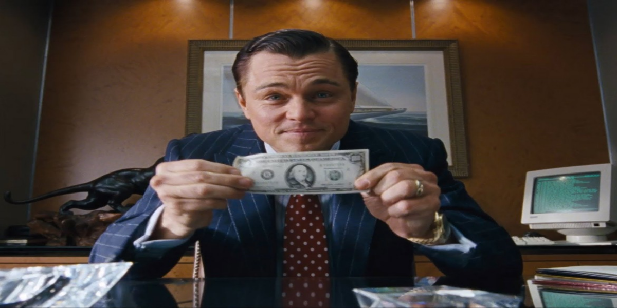 Cena do escritório da Stratton Oakmont em “O Lobo de Wall Street”, mostrando ambiente corporativo caótico e marcado por euforia e ambição.