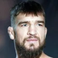 Yaroslav Amosov finaliza Joel Alvarez no UFC 328 e se coloca como nome forte nos meio-médios.