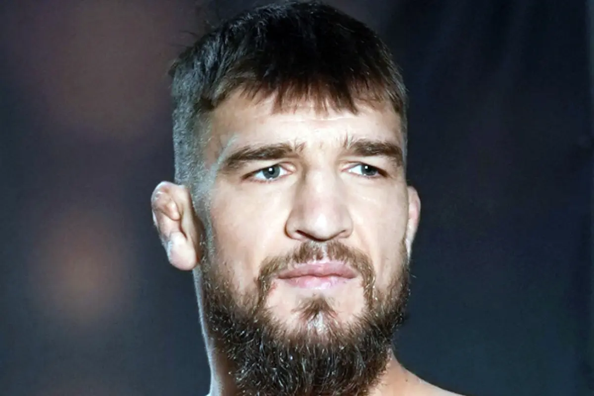 Yaroslav Amosov finaliza Joel Alvarez no UFC 328 e se coloca como nome forte nos meio-médios.