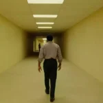 Cena de Backrooms: Um Não-Lugar, filme de terror da A24 que se aproxima da marca de US$ 300 milhões em bilheteria mundial.