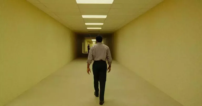Cena de Backrooms: Um Não-Lugar, filme de terror da A24 que se aproxima da marca de US$ 300 milhões em bilheteria mundial.