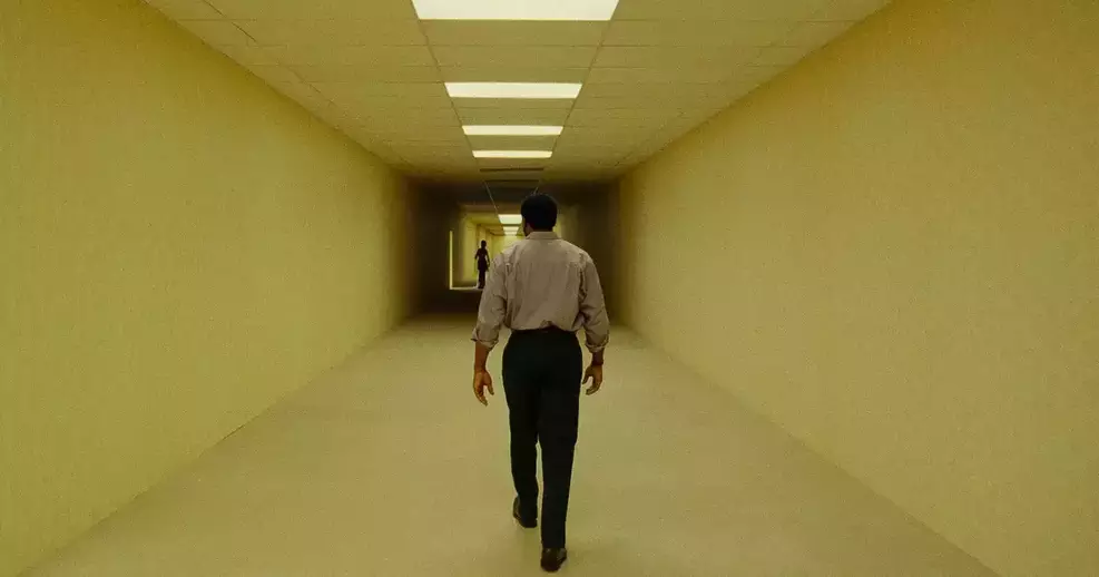 backrooms-primeiro-filme-a24-300-milhoes Cena de Backrooms: Um Não-Lugar, filme de terror da A24 que se aproxima da marca de US$ 300 milhões em bilheteria mundial.