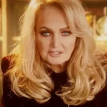 Bonnie Tyler durante apresentação após atualização sobre seu estado de saúde em hospital de Portugal.