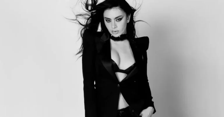 Charli XCX divulga capa do álbum Music, Fashion, Film com participação de Martin Scorsese.
