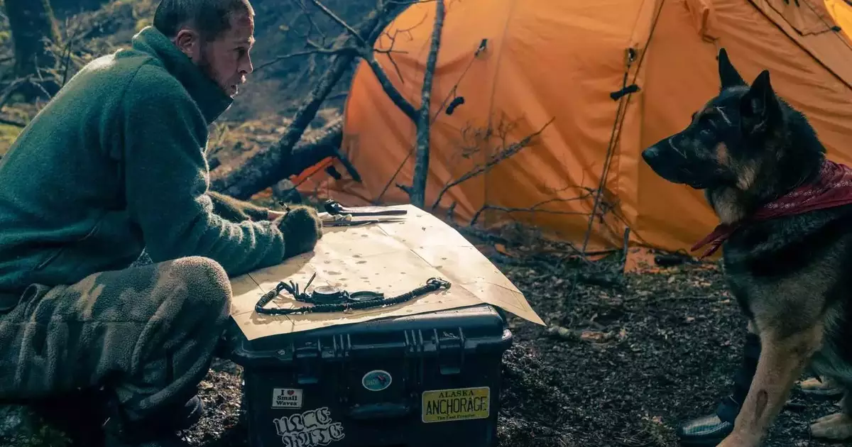 coracao-selvagem-trailer Brad Pitt aparece ao lado de um cachorro no trailer de Coração Selvagem ambientado no Alasca.