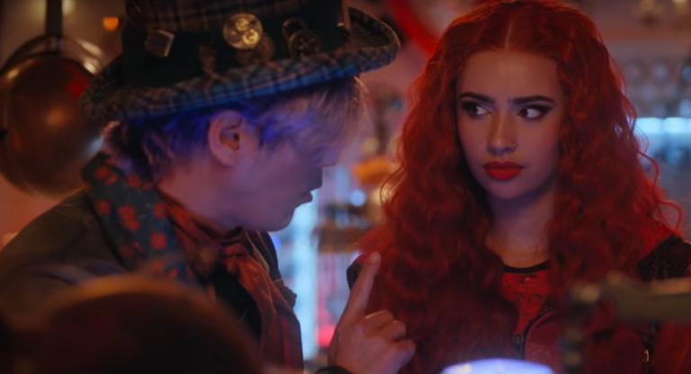 Awkwafina é confirmada no elenco de Descendants: Wicked Wonderland em novo trailer divulgado pela Disney.