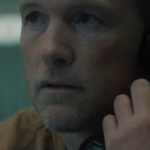 Sam Worthington aparece no trailer de Eu Vou Te Encontrar, nova série de suspense da Netflix baseada em Harlan Coben.