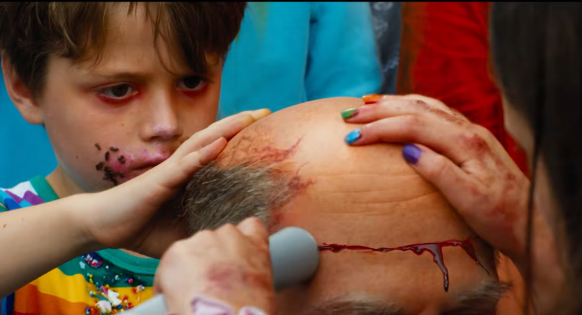 O Sorveteiro mostra cidade em caos no trailer violento do novo slasher dirigido por Eli Roth.