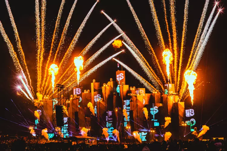 Palco principal do Só Track Boa 2026 em Interlagos durante anúncio do line-up com DJs internacionais.