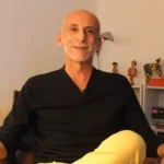 Tulé Peake, diretor de arte de Cidade de Deus e Tropa de Elite, em registro de sua trajetória no cinema brasileiro.