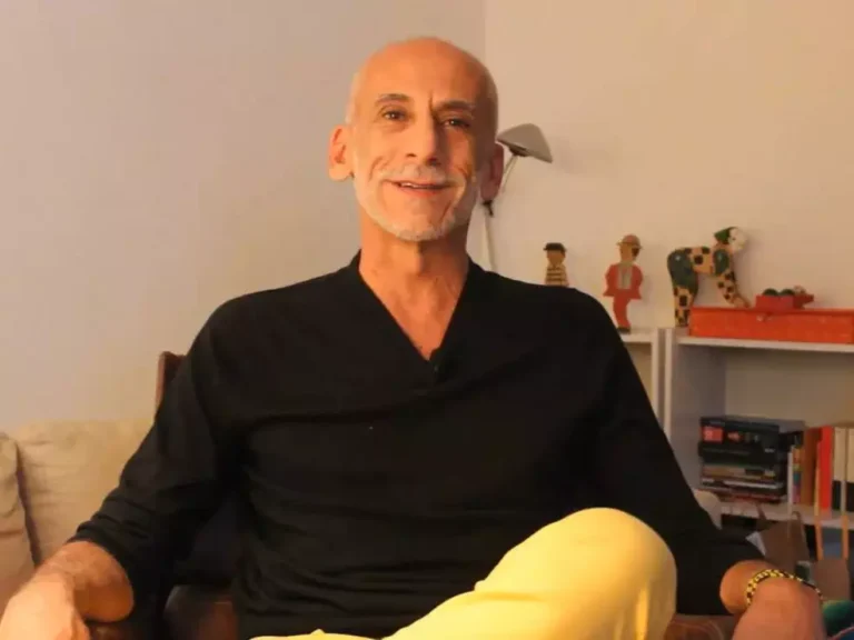 Tulé Peake, diretor de arte de Cidade de Deus e Tropa de Elite, em registro de sua trajetória no cinema brasileiro.