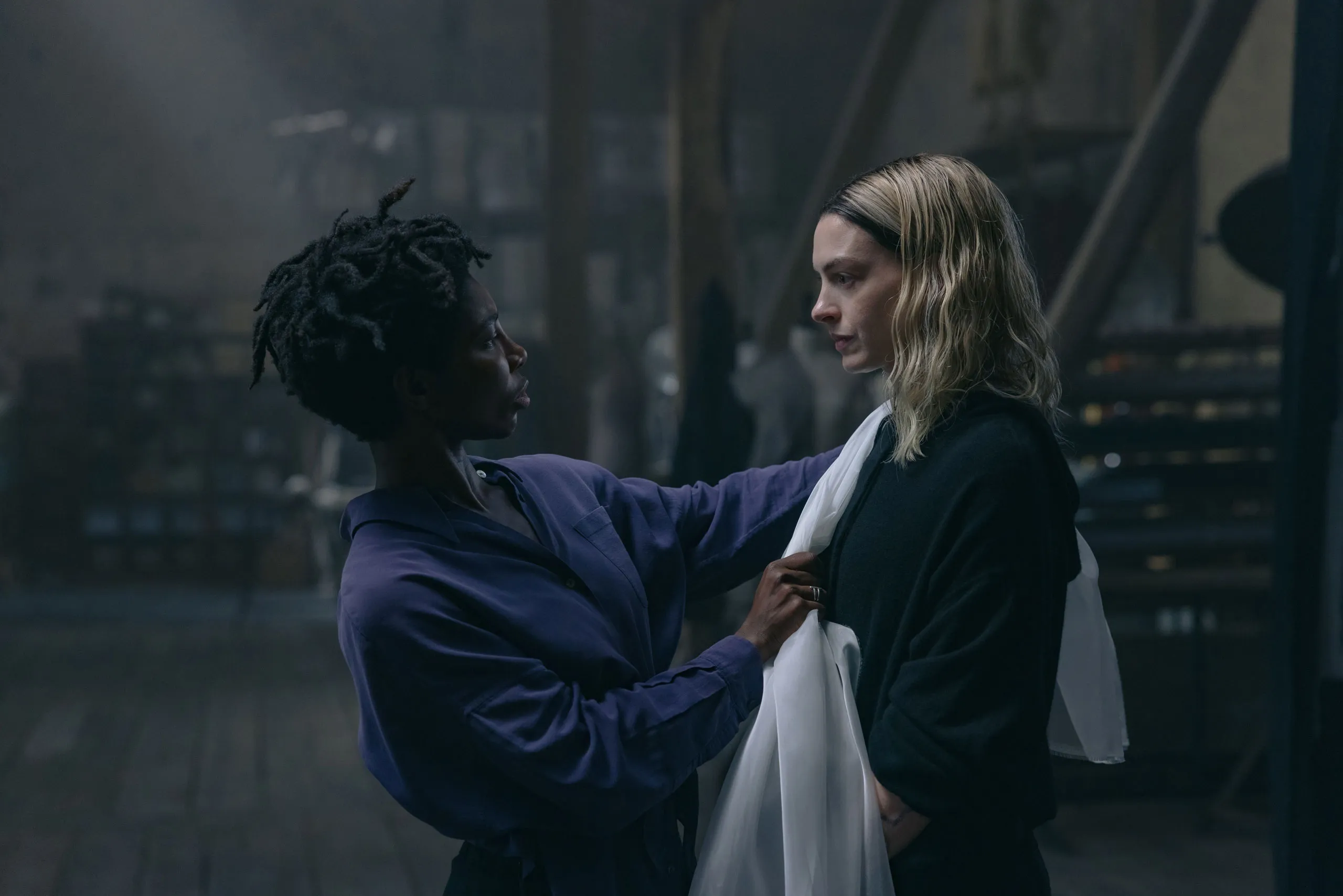 Mother Mary mostra Anne Hathaway em drama sobre fama, arte e relações marcadas pelo tempo.