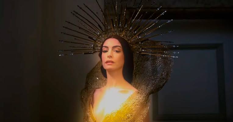 Mother Mary apresenta Anne Hathaway como uma estrela pop em crise de identidade no filme da A24.