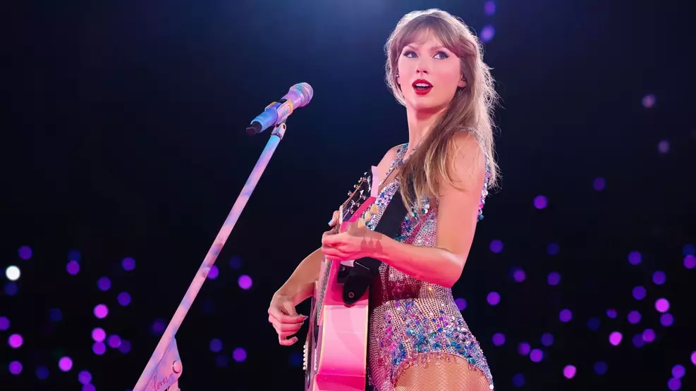 Adam Sandler discursa durante o casamento de Taylor Swift e Travis Kelce em um dos momentos mais marcantes da cerimônia.