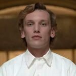 Jamie Campbell Bower aparece caracterizado como Celeborn na terceira temporada de Os Anéis de Poder.