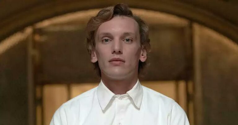 Jamie Campbell Bower aparece caracterizado como Celeborn na terceira temporada de Os Anéis de Poder.