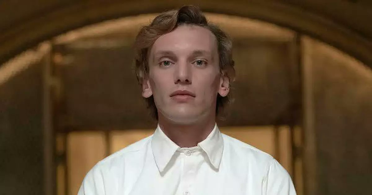 Jamie Campbell Bower aparece caracterizado como Celeborn na terceira temporada de Os Anéis de Poder.