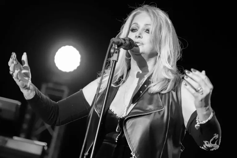 Bonnie Tyler aparece em registro promocional que representa a trajetória da cantora conhecida por Total Eclipse of the Heart.