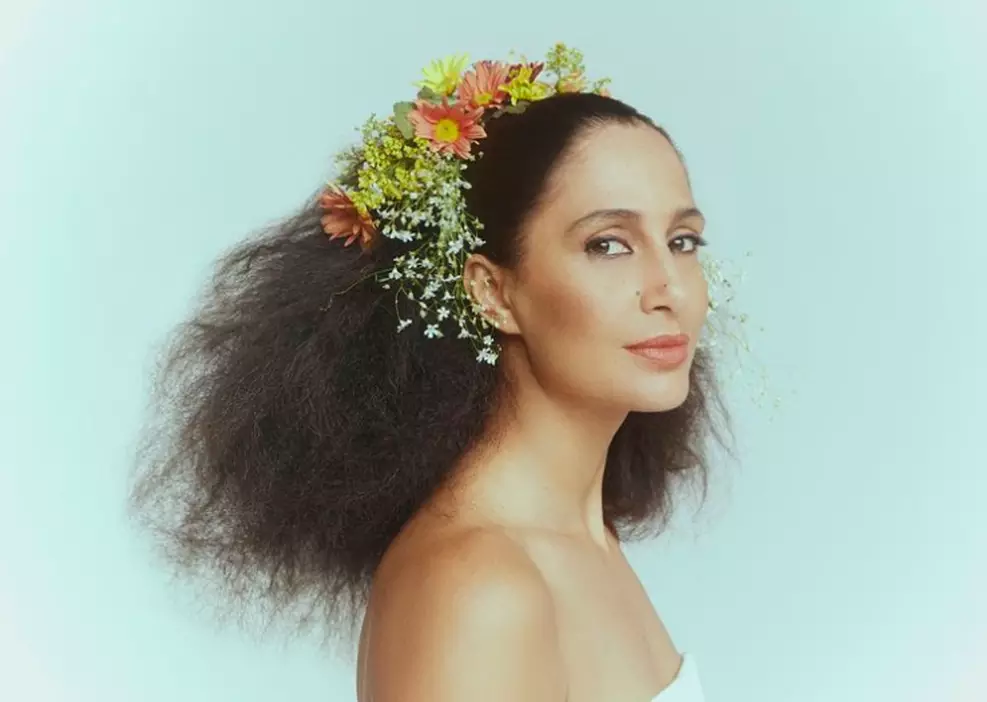 Camila Pitanga interpreta Clara Nunes na cinebiografia que retrata a trajetória da cantora brasileira.