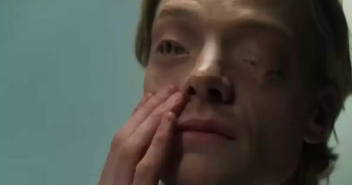 Cara-de-Barro aparece em cena do filme da DC Studios com destaque para a transformação do vilão em uma criatura de argila.