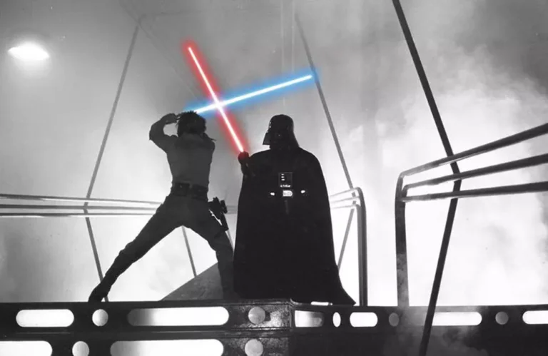 Sabre de luz de Luke Skywalker usado em Star Wars ganha destaque após recorde histórico em leilão.