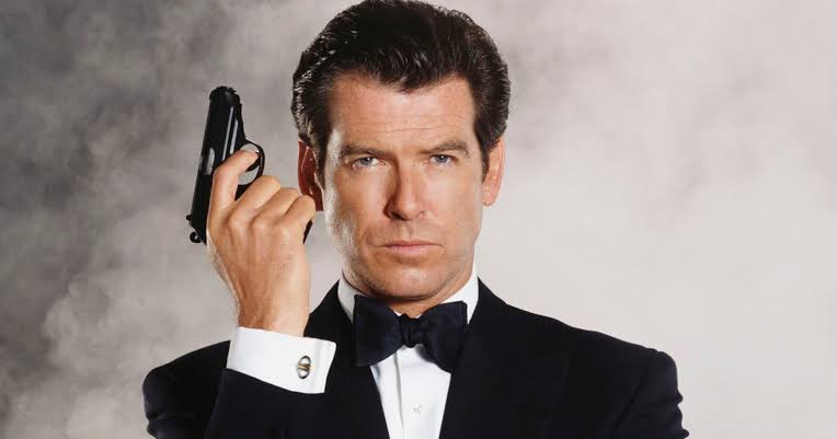 James Bond protagoniza uma cena de um dos filmes oficiais da franquia.