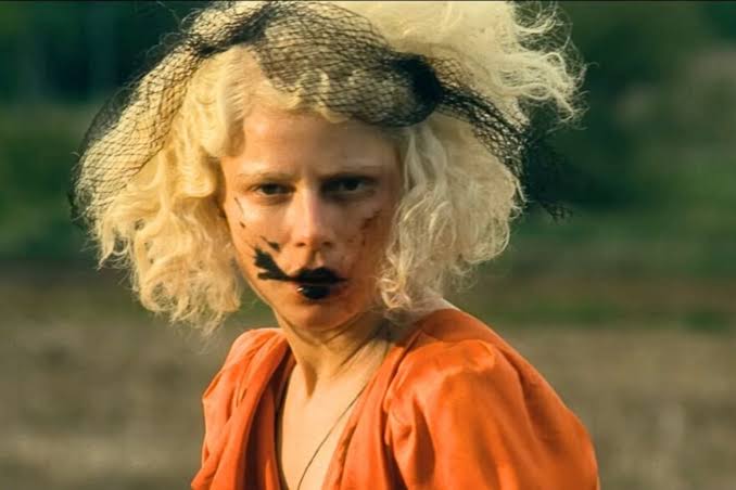 Jessie Buckley e Christian Bale estrelam a releitura de Frankenstein dirigida por Maggie Gyllenhaal.
