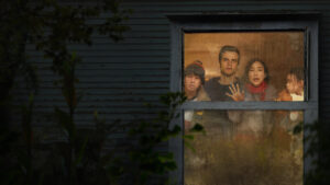 A Última Casa mostra Wagner Moura e Greta Lee em drama sobre sobrevivência e medo.