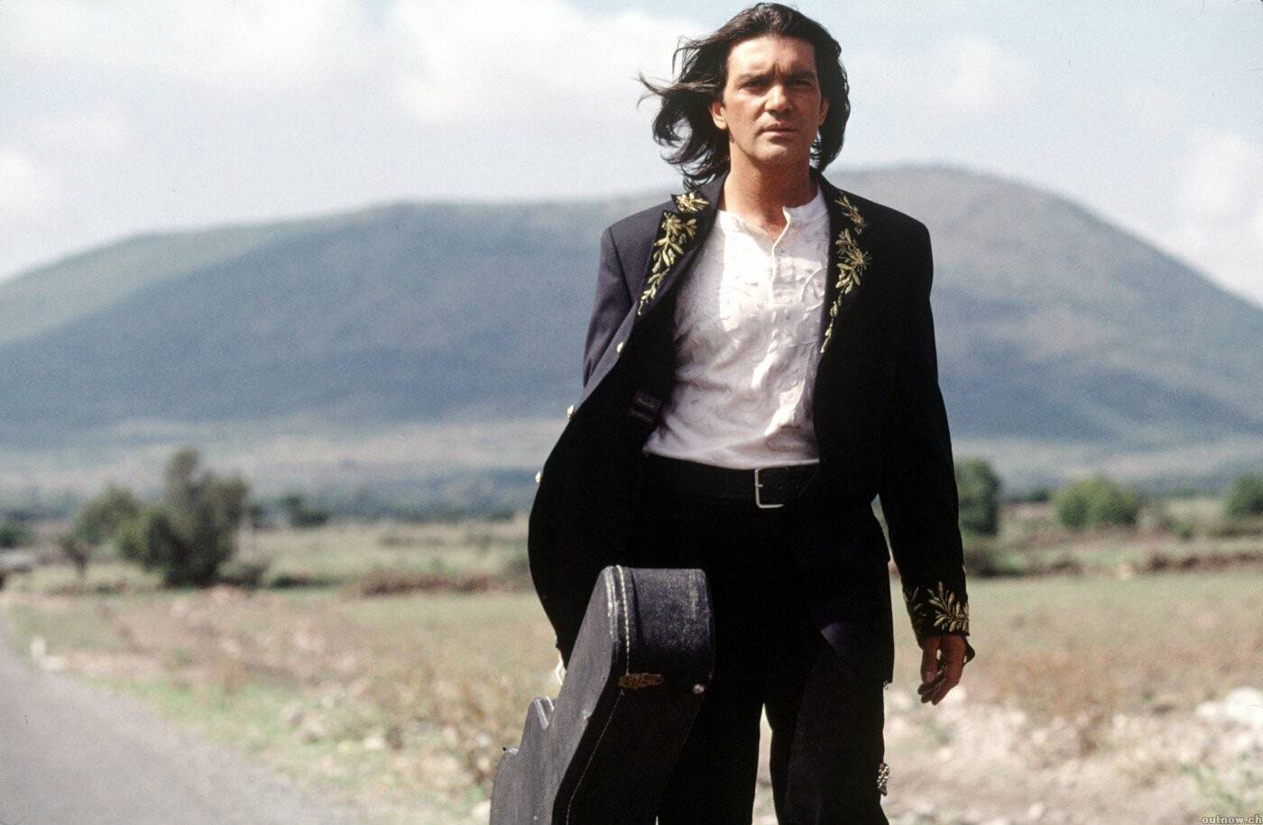 Antonio Banderas recebe homenagem no Premios Juventud 2026 por seu trabalho social.