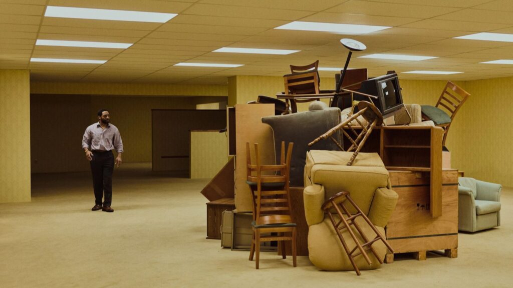 “Backrooms” ganha data de estreia na HBO Max após se tornar a maior bilheteria da história da A24.