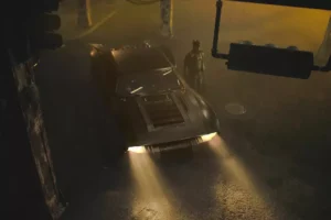 Batmóvel de Robert Pattinson derrapa na neve durante as filmagens de "Batman: Parte 2".