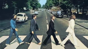 Os atores dos Beatles recriam a capa de Abbey Road durante as gravações dos filmes de Sam Mendes