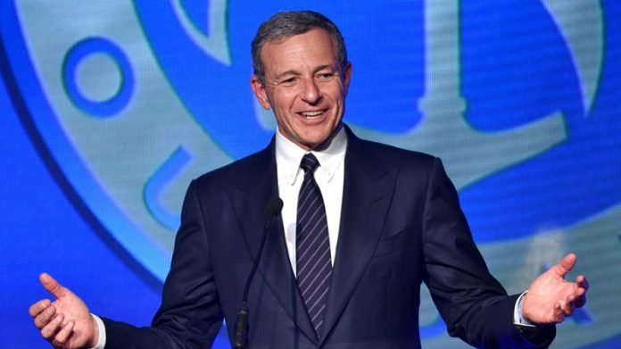 Bob Iger recebe homenagem como Lenda da Disney durante a D23 2026