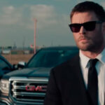 Chris Hemsworth interpreta Davis em uma trama de roubo e corrupção em “Caminhos do Crime”.