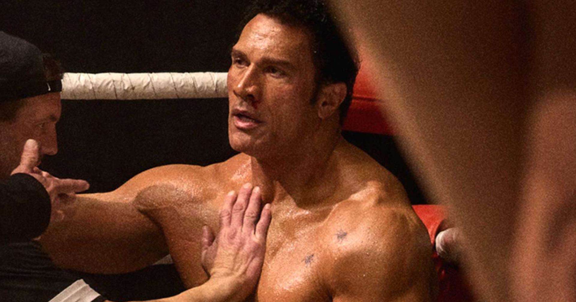 Mark Kerr, interpretado por Dwayne Johnson, é retratado em “Coração de Lutador”, produção da A24.