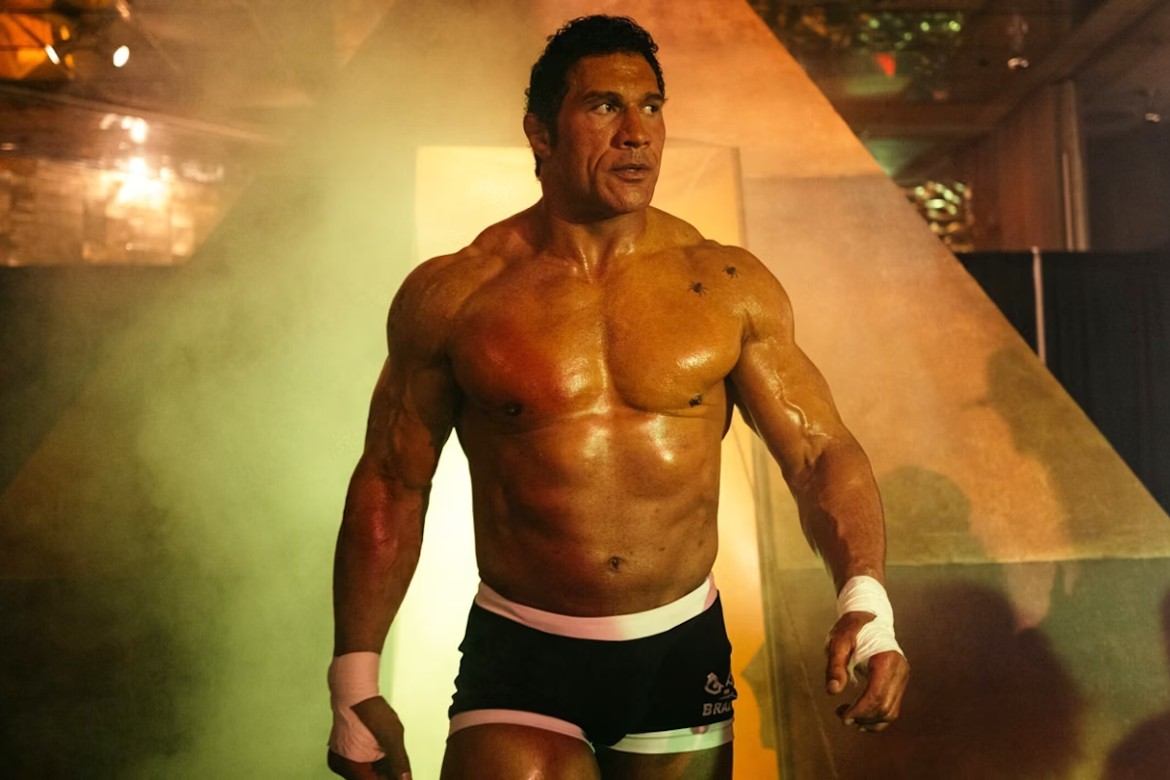 Dwayne Johnson aparece como Mark Kerr em cena de “Coração de Lutador”, filme sobre o lendário lutador de MMA.