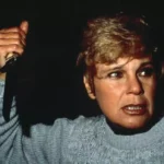 Crystal Lake homenageia Betsy Palmer com o suéter usado por Pamela Voorhees em Sexta-Feira 13.