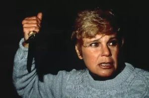 Crystal Lake homenageia Betsy Palmer com o suéter usado por Pamela Voorhees em Sexta-Feira 13.