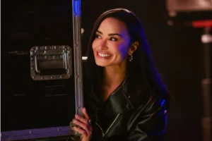Demi Lovato retorna como Mitchie Torres em “Camp Rock 3”, retomando a personagem 18 anos após o filme original.