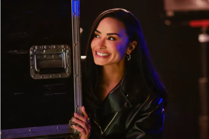 Demi Lovato retorna como Mitchie Torres em “Camp Rock 3”, retomando a personagem 18 anos após o filme original.