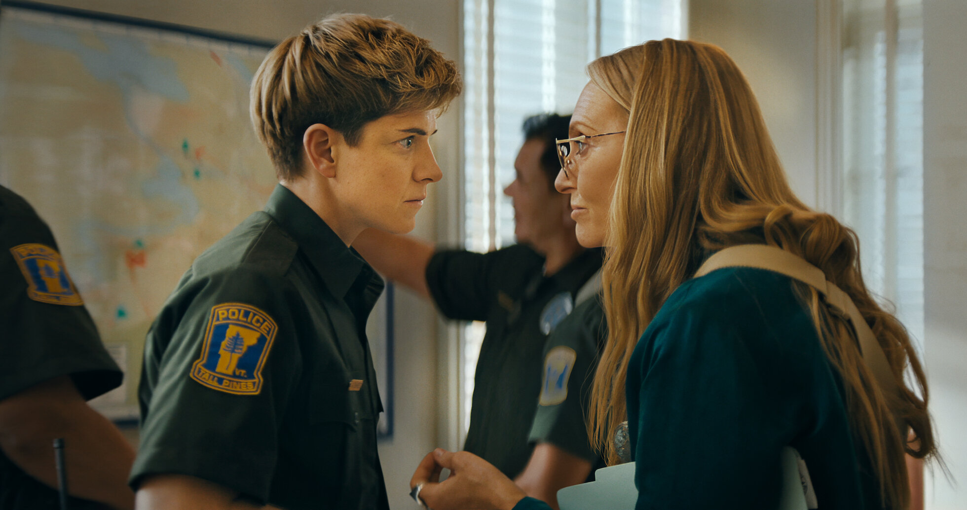 Alex Dempsey aparece em meio aos conflitos da comunidade de Tall Pines em “Desobedientes”.